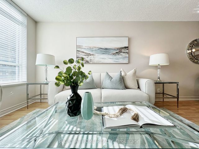 502 - 212 Eglinton Ave E