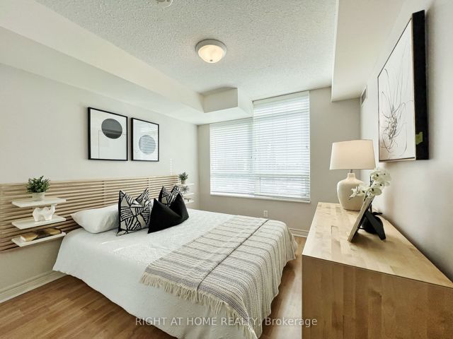 502 - 212 Eglinton Ave E