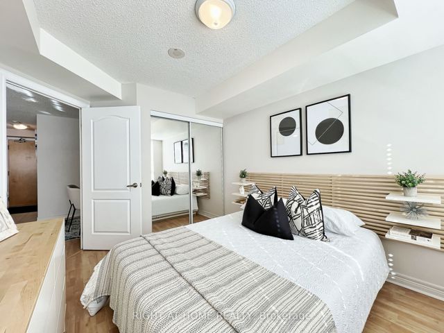 502 - 212 Eglinton Ave E