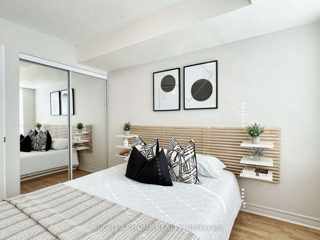 502 - 212 Eglinton Ave E