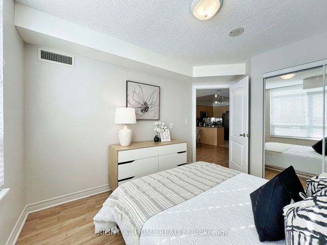 502 - 212 Eglinton Ave E