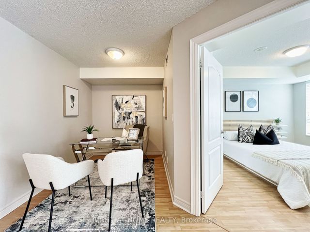 502 - 212 Eglinton Ave E