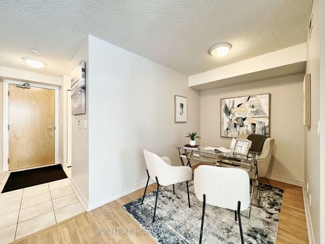 502 - 212 Eglinton Ave E
