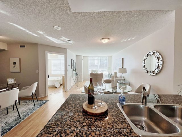 502 - 212 Eglinton Ave E