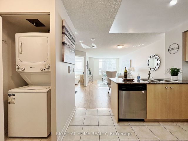 502 - 212 Eglinton Ave E