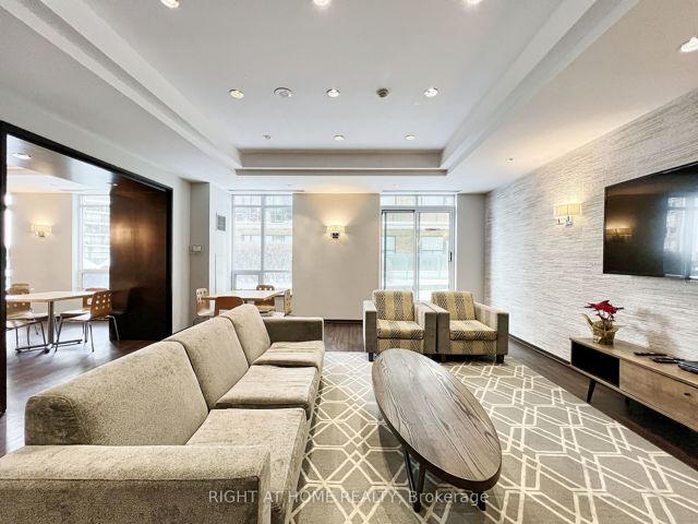 502 - 212 Eglinton Ave E