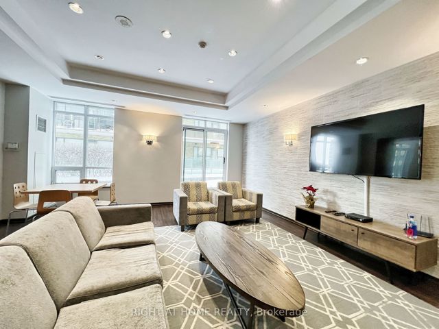 502 - 212 Eglinton Ave E
