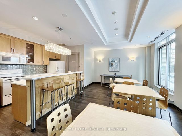 502 - 212 Eglinton Ave E