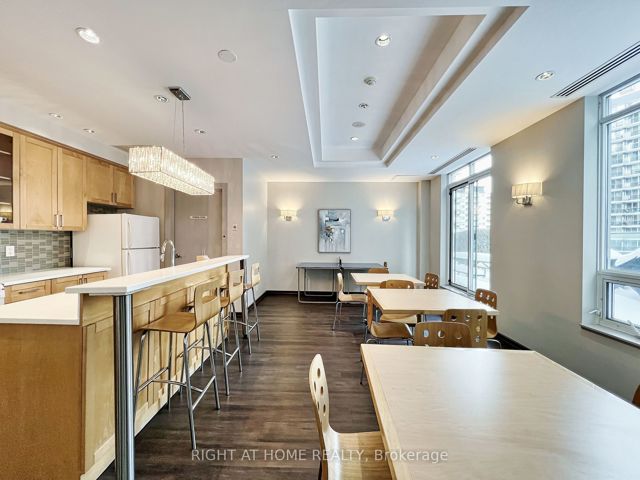 502 - 212 Eglinton Ave E