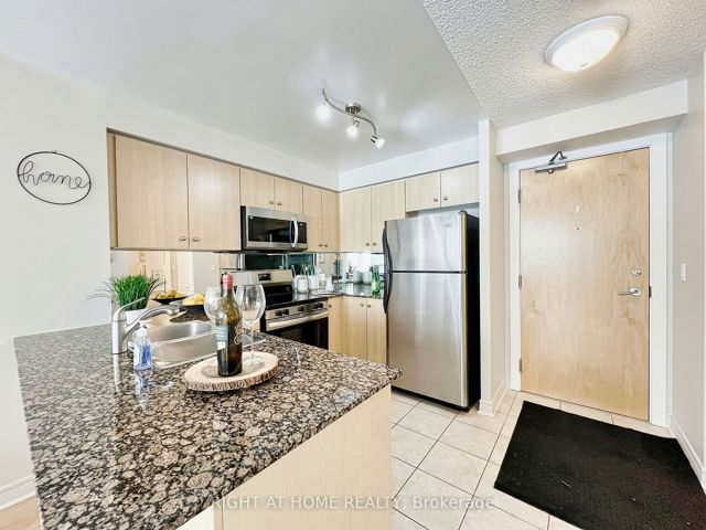 502 - 212 Eglinton Ave E
