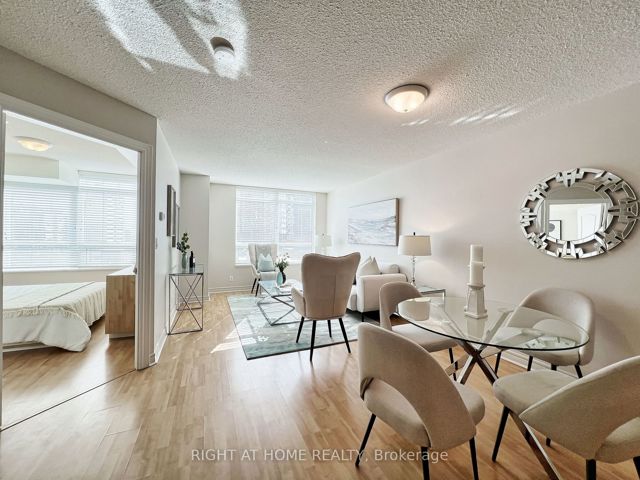 502 - 212 Eglinton Ave E