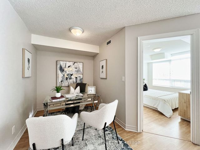 502 - 212 Eglinton Ave E