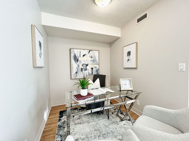 502 - 212 Eglinton Ave E