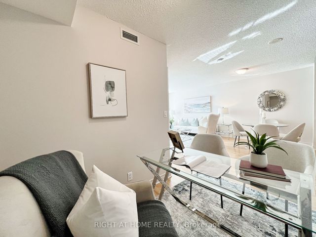 502 - 212 Eglinton Ave E