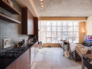 302 - 19 Brant St