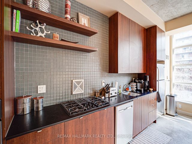302 - 19 Brant St