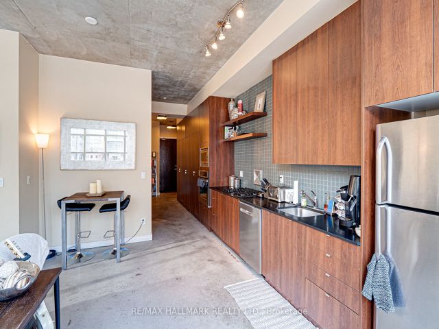 302 - 19 Brant St