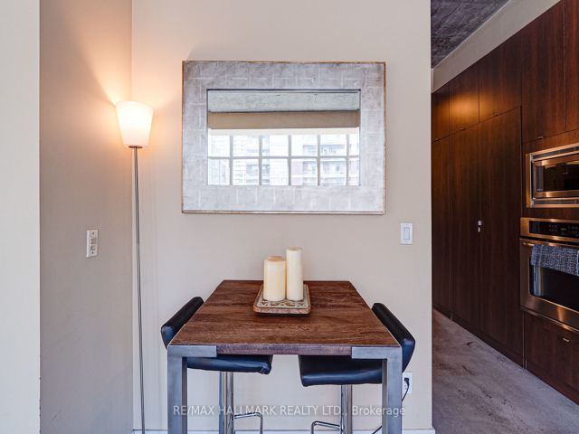 302 - 19 Brant St