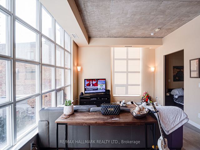 302 - 19 Brant St
