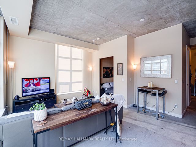302 - 19 Brant St