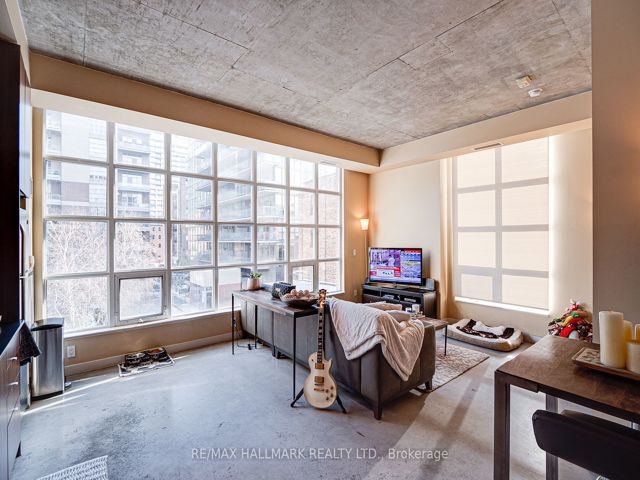 302 - 19 Brant St
