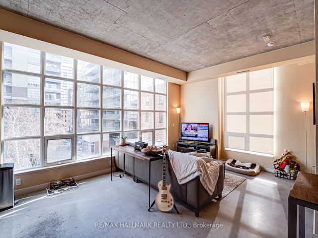 302 - 19 Brant St