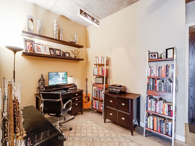 302 - 19 Brant St