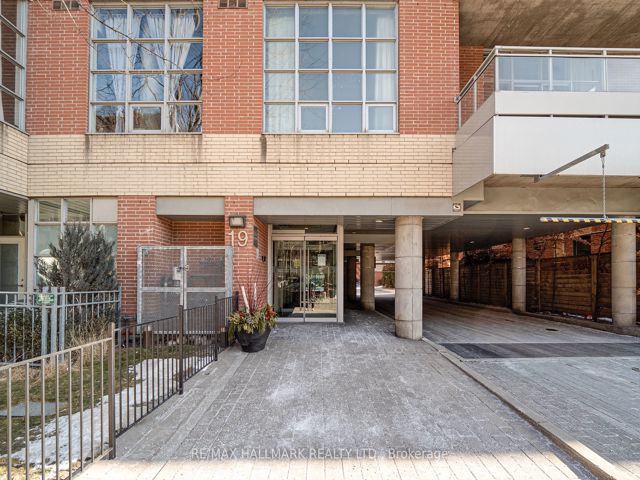 302 - 19 Brant St