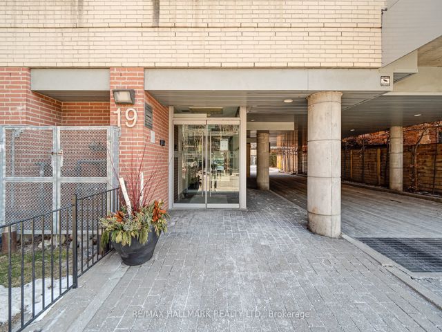 302 - 19 Brant St