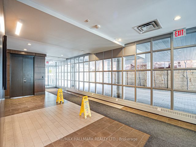 302 - 19 Brant St