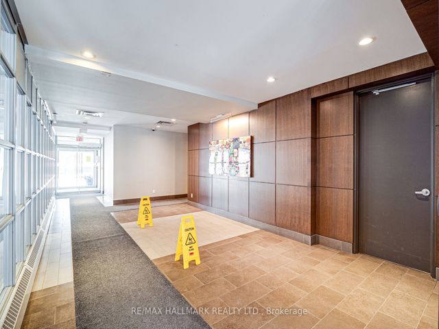 302 - 19 Brant St