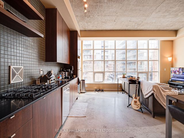 302 - 19 Brant St