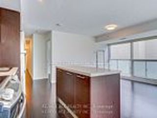 702 - 386 Yonge St