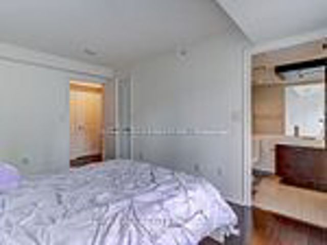 702 - 386 Yonge St