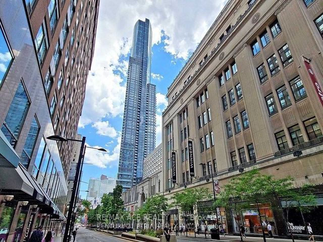 702 - 386 Yonge St