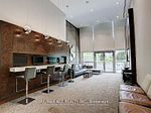 702 - 386 Yonge St