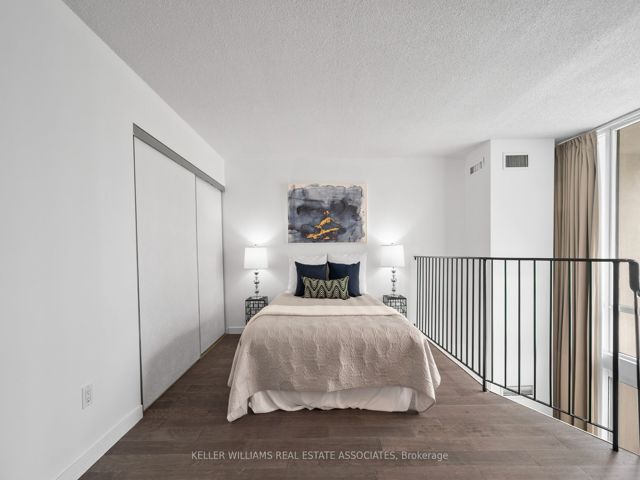 1202 - 25 Maitland St