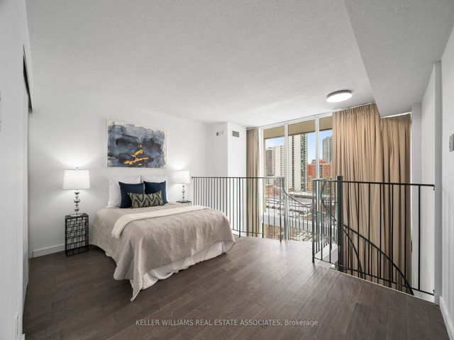 1202 - 25 Maitland St