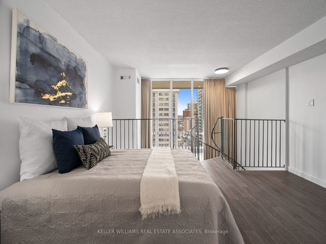 1202 - 25 Maitland St