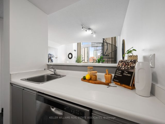 1202 - 25 Maitland St