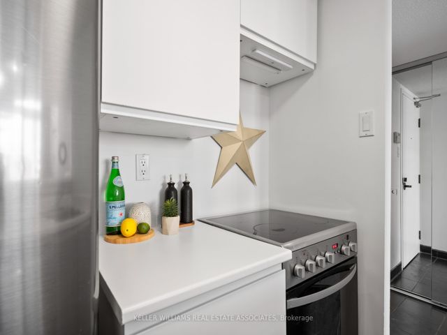 1202 - 25 Maitland St