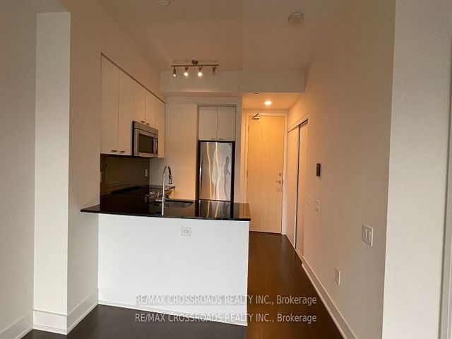 1003 - 30 Roehampton Ave