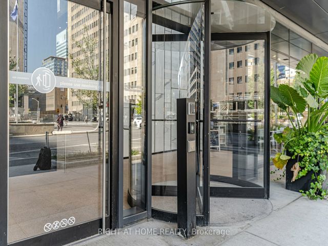 2507 - 488 University Ave