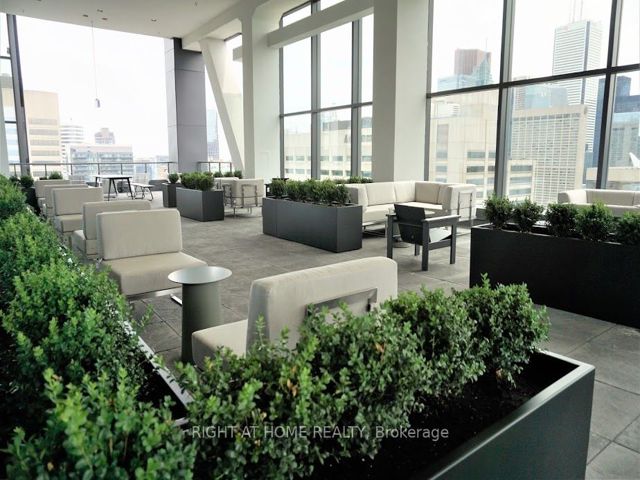 2507 - 488 University Ave