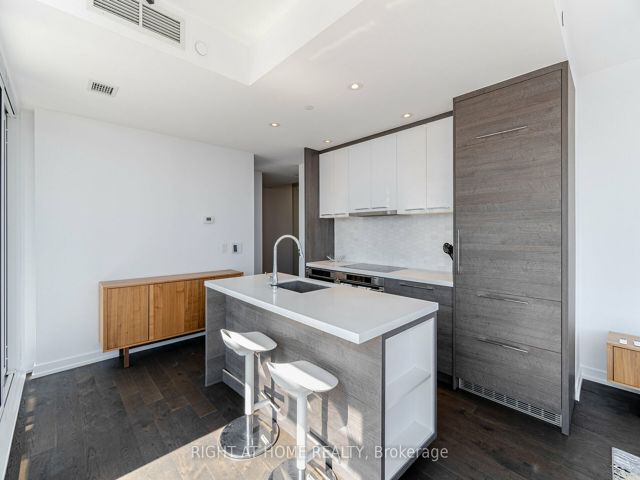 2507 - 488 University Ave