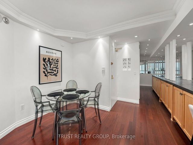 1201/02 - 270 Queens Quay W