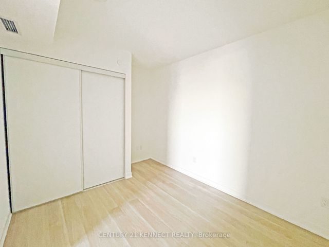 913 - 500 Wilson Ave