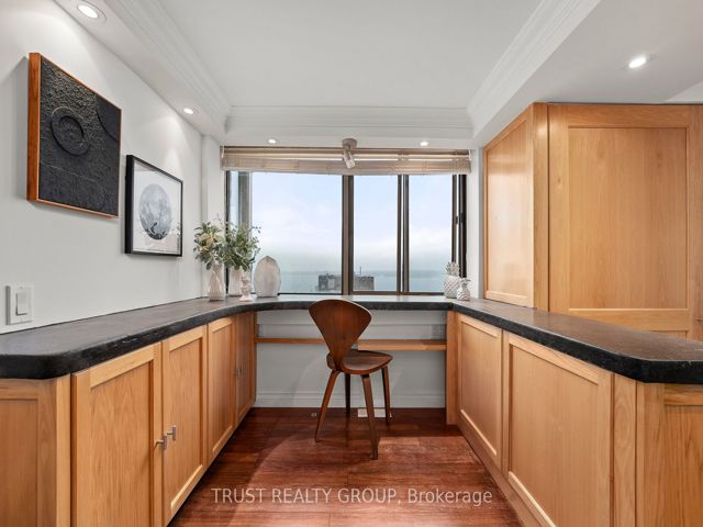 1201/02 - 270 Queens Quay W