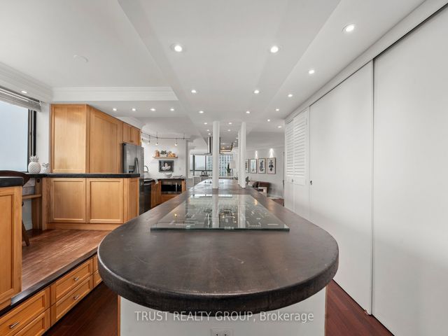 1201/02 - 270 Queens Quay W