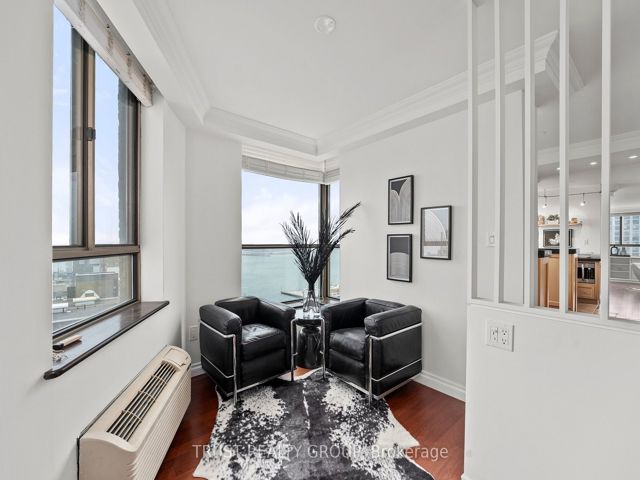 1201/02 - 270 Queens Quay W